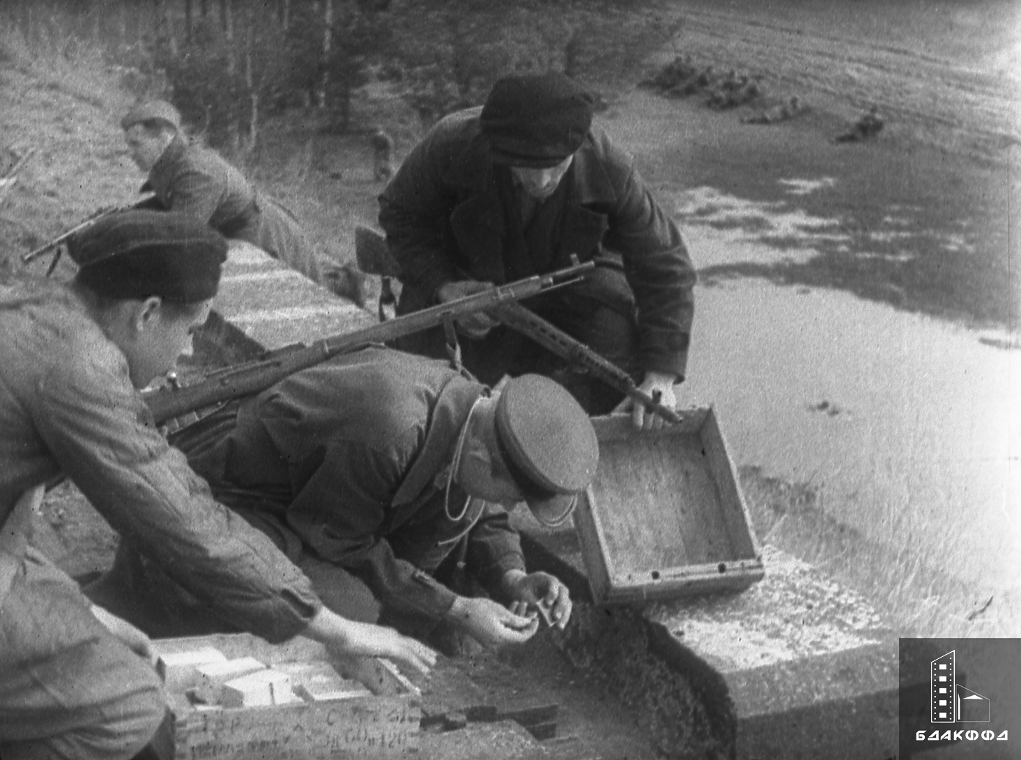 Белорусские партизаны во время минирования моста в тылу немецко-фашистских захватчиков в период Великой Отечественной войны-с. 0